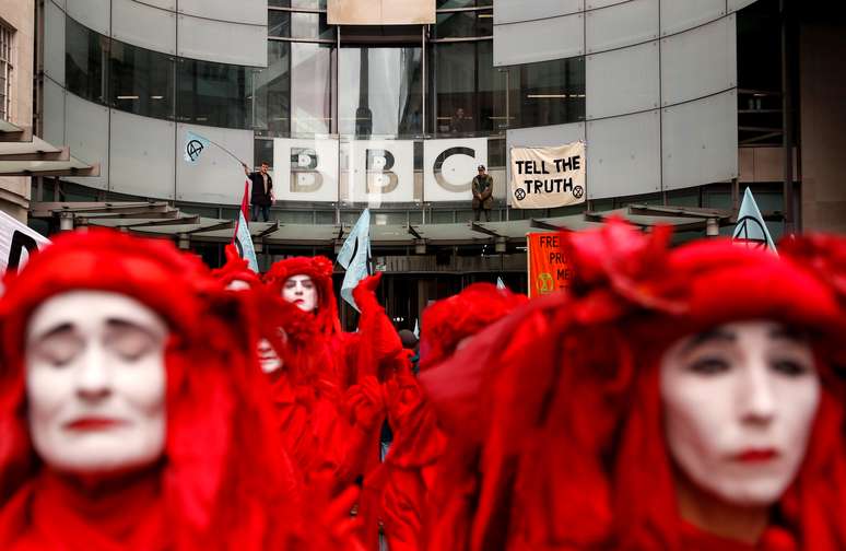 Manifestantes contra aquecimento global protestam na BBC em Londres 11/10/2019.REUTERS/Peter Nicholls