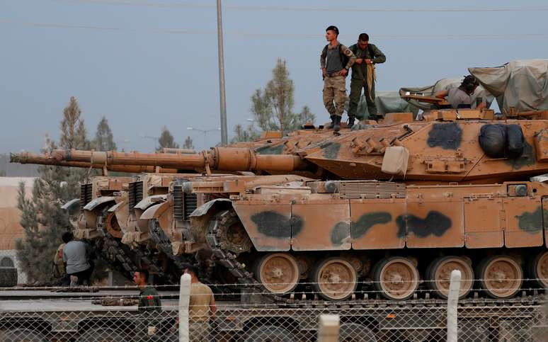 Soldados e blindados turcos na cidade de Ak&ccedil;akale na fronteira com a Siria
11/10/2019
REUTERS/Murad Sezer