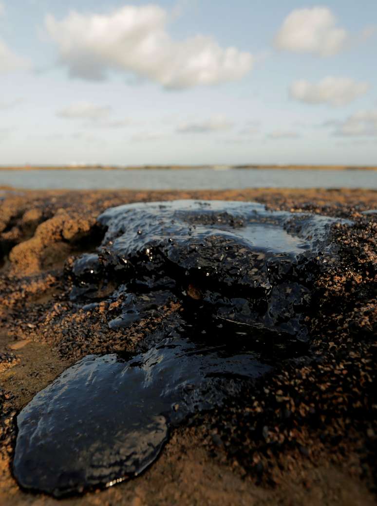 Derramamento de petr&oacute;leo na praia de Pontal do Coruripe, Alagoas 
08/10/2019
REUTERS/Alisson Fraz&atilde;o