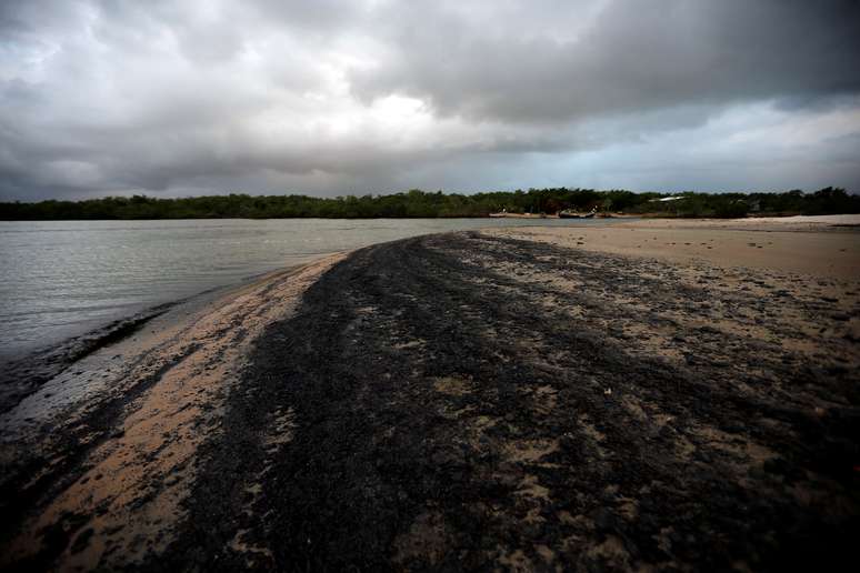 Manchas de petr&oacute;leo na praia de Viral, em Aracaju, Sergipe 
11/10/2019
REUTERS/Adriano Machado