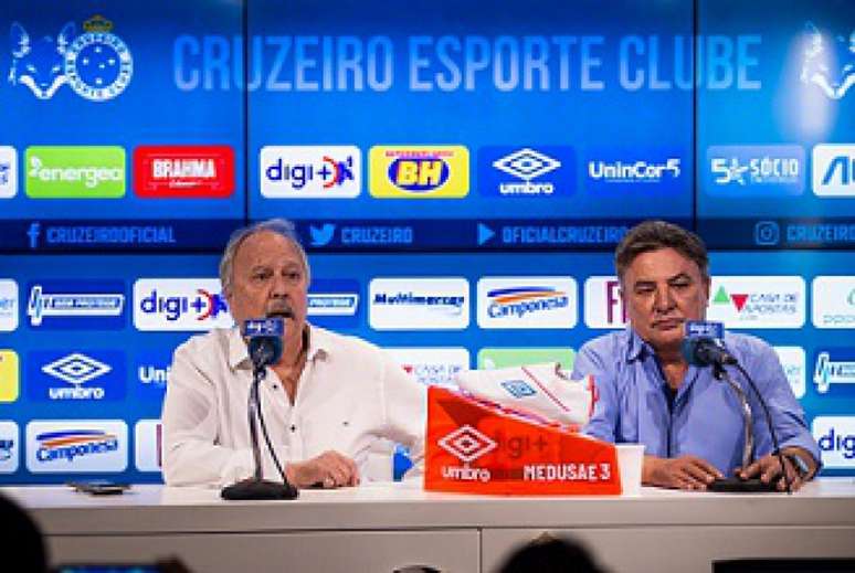 Perrella foi apresentado por um Wagner Pires praticamente mudo na sala de imprensa do clube- (Bruno Haddad/Cruzeiro)