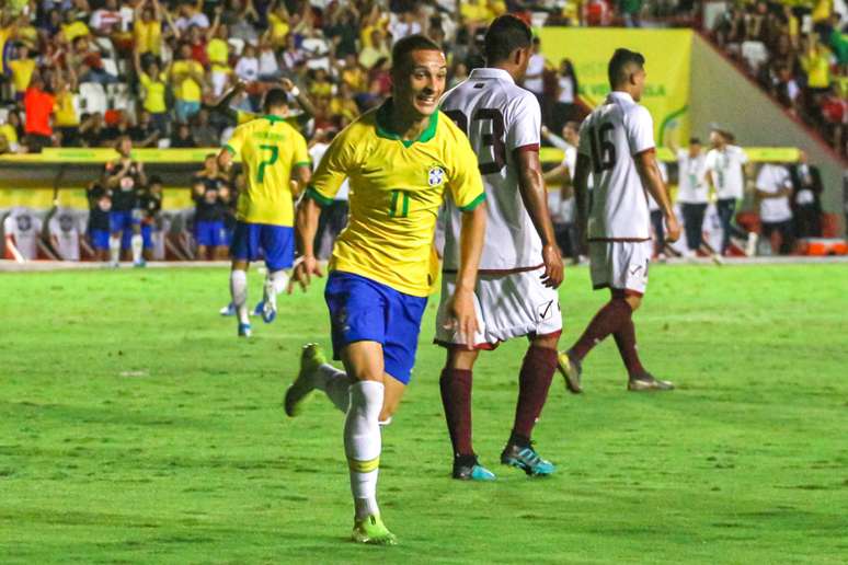 Antony, do Brasil sub-23, comemora após marcar gol durante partida amistosa contra a Venezuela