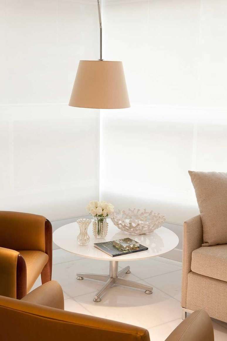 21. A mesa de canto para sala na cor branca &eacute; sempre delicada. Projeto de Luis F&aacute;bio Rezende