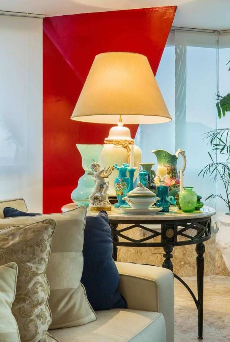 20. A mesa de canto para sala pode ter um tampo de m&aacute;rmore. Projeto de Bruno Sgrillo Arquitetura