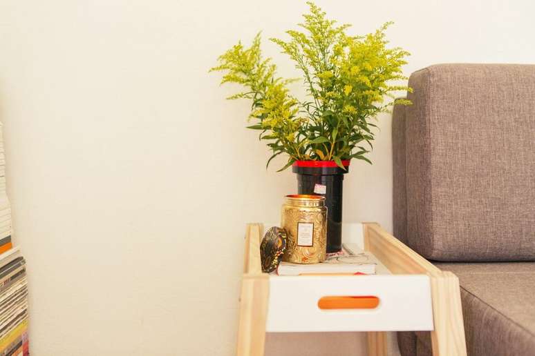 17. Esta mesa de canto para sala chama a aten&ccedil;&atilde;o por ter uma bandeja embutida. Projeto de Casa Aberta