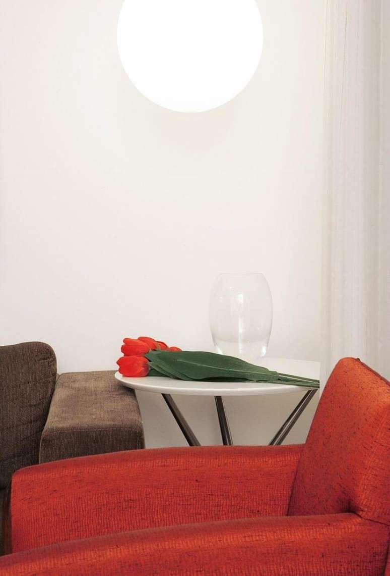 2. C&ocirc;modos pequenos tamb&eacute;m podem ter uma boa mesa de canto para sala. Projeto de Fernanda Valente Viana