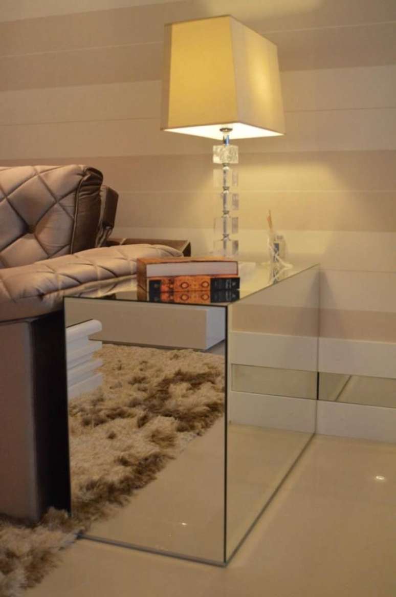 8. Esta mesa de canto para sala é espelhado e funcional para ambientes pequenos. Projeto de Paulinho Peres