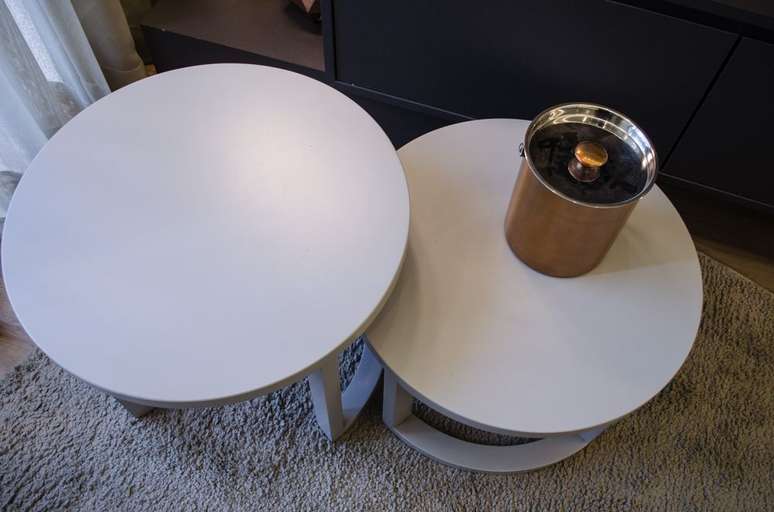 43. Existem muitos modelos de mesa de canto para sala no mercado. Projeto de Studio Ecoara