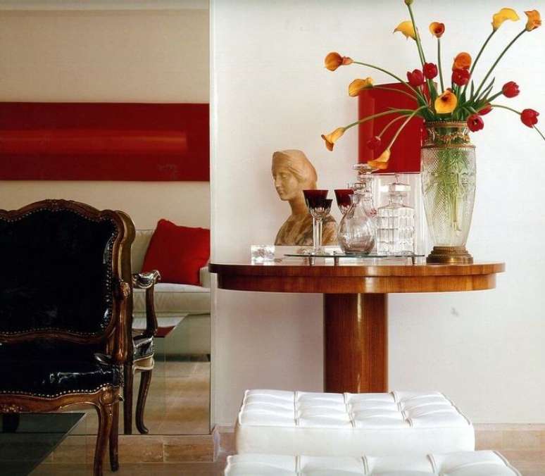 41. A mesa de canto para sala de madeira é linda. Projeto de Brunete Fraccaroli
