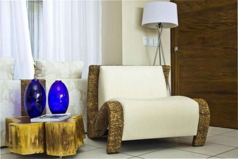 38. A mesa de canto para sala de madeira de demoli&ccedil;&atilde;o &eacute; linda. Projeto de Joel Caetano Paes