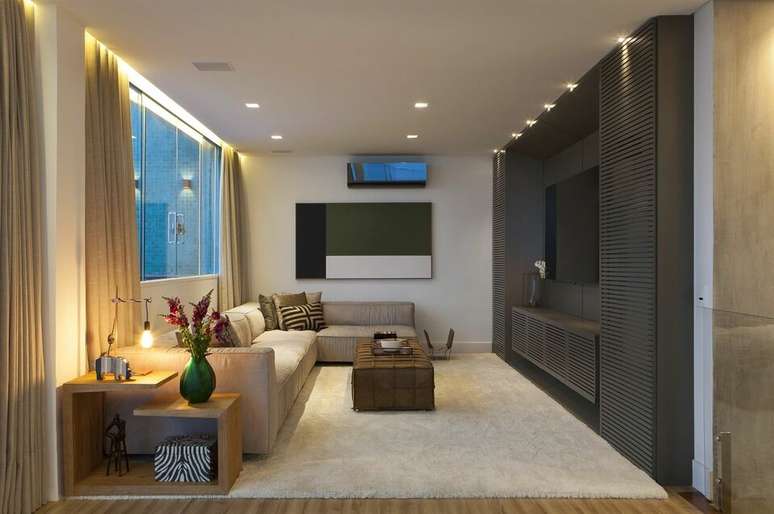 33. Esta mesa de canto para sala chama a aten&ccedil;&atilde;o pelo formato diferenciado. Projeto de Bebel Tinoco