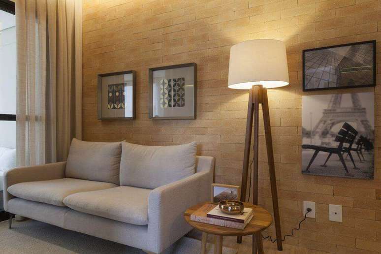 31. Associar a mesa de canto para sala com uma boa lumin&aacute;ria &eacute; algo muito interessante. Projeto de Tr&egrave;s Arquitetura