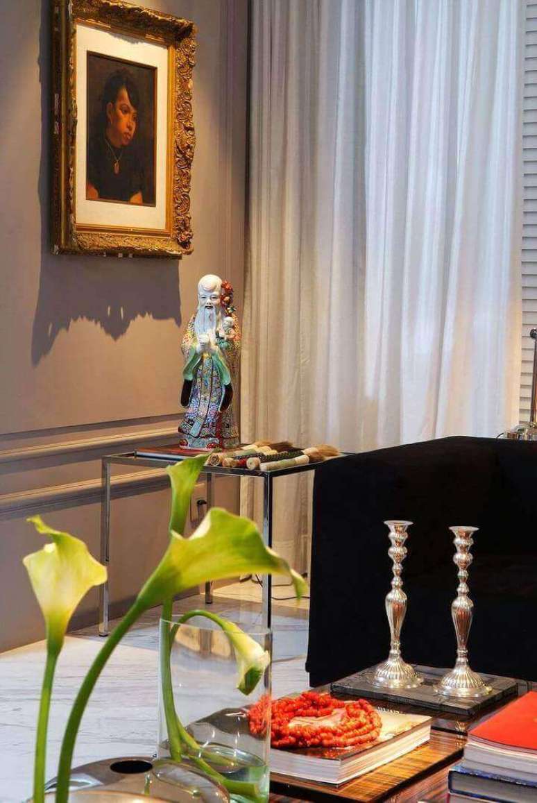 28. A mesa de canto para sala com estrutura de metal &eacute; muito moderna. Projeto de Marlon Gama