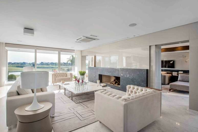 27. A mesa de canto para sala pode ter um formato diferenciado. Projeto de L&iacute;dia Maciel