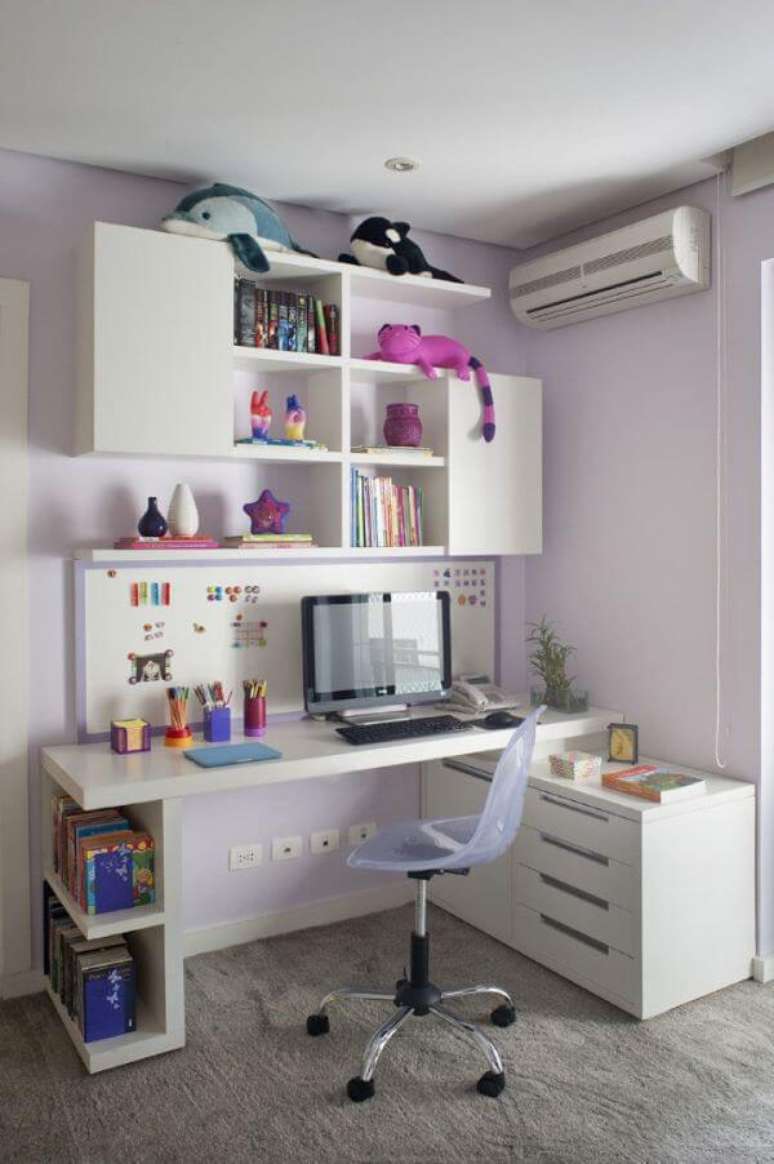 36. Mesa de estudo branca para quarto pequeno – Por: Pinterest