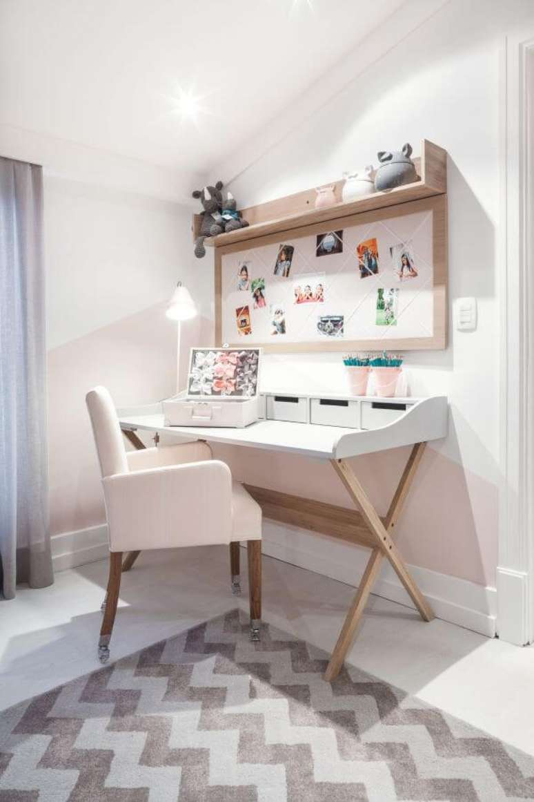 32. Mesa de estudo com cadeira cor de rosa – Por: Pinterest