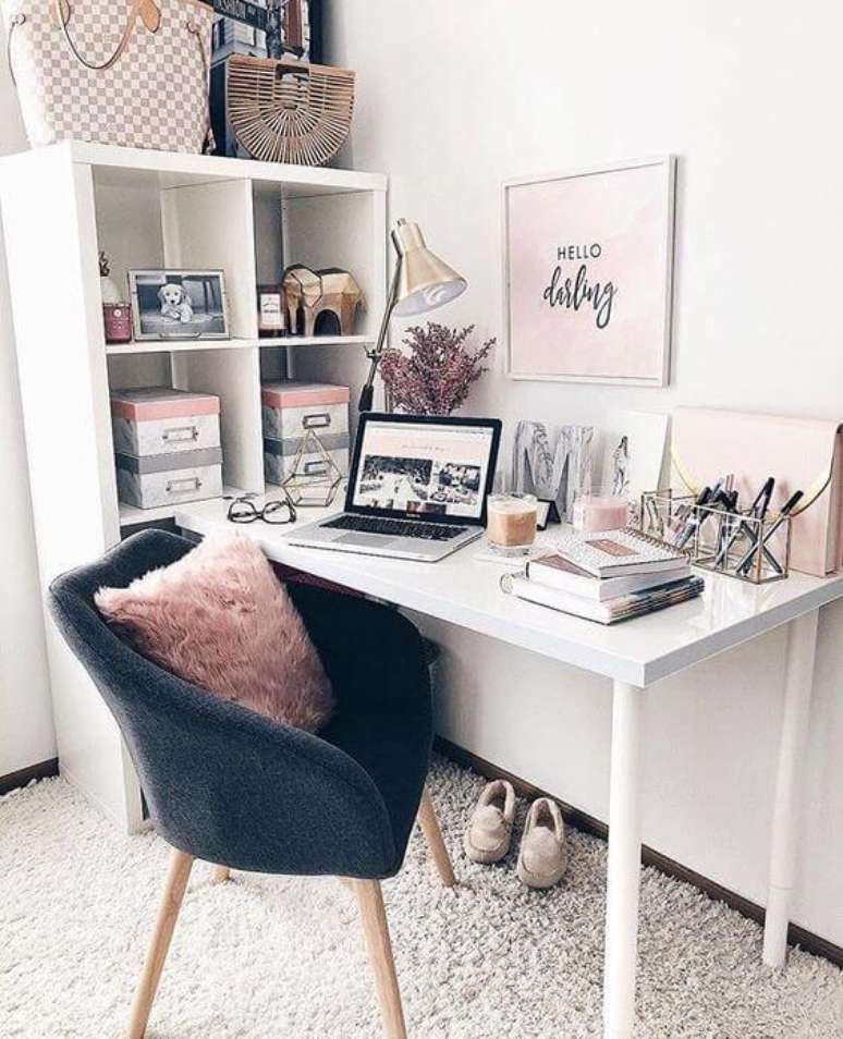 7. Use cadeiras confortáveis com a escrivaninha para melhorar sua experiência – Por: Pinterest