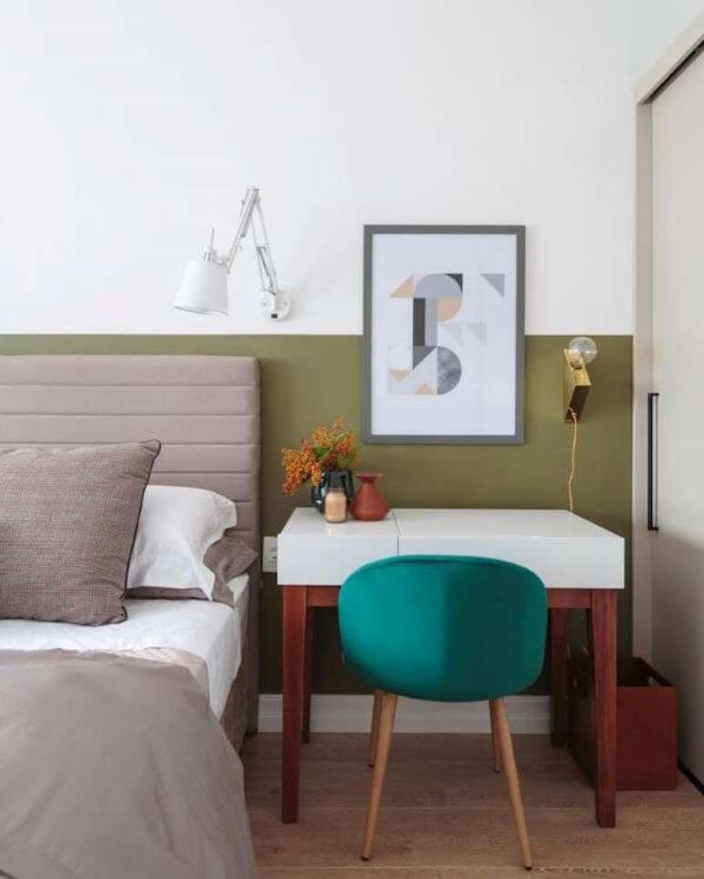 29. Mesa de estudo pequena ao lado da cama – Por: Pinterest