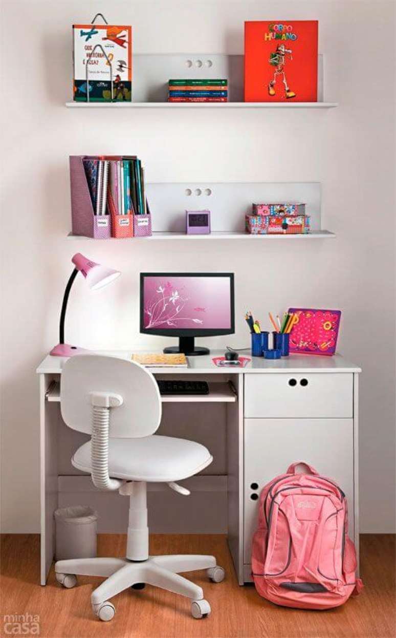 25. Mesa de estudo branca com prateleiras de livros – Por: Pinterest