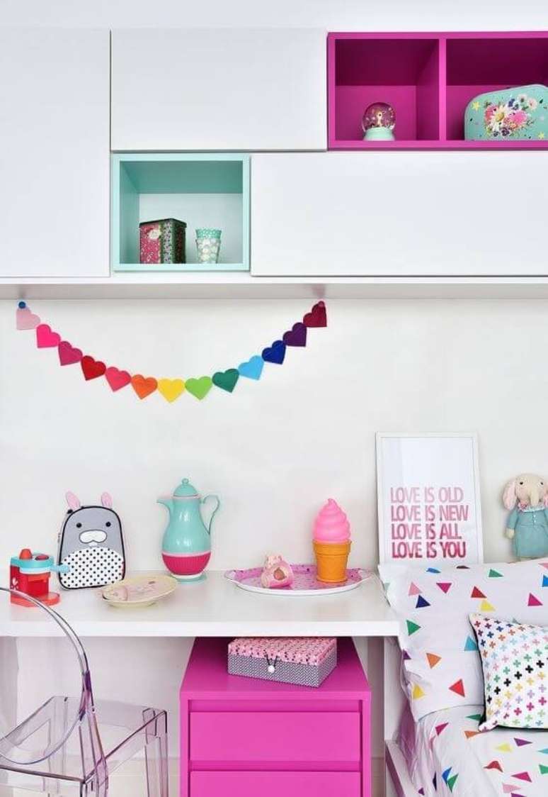21. Mesa de estudo infantil com decoração colorida – Por: Sabrina Souza