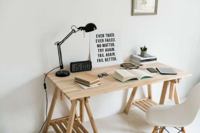 18. Mesa de estudo de madeira – Por: Pinterest