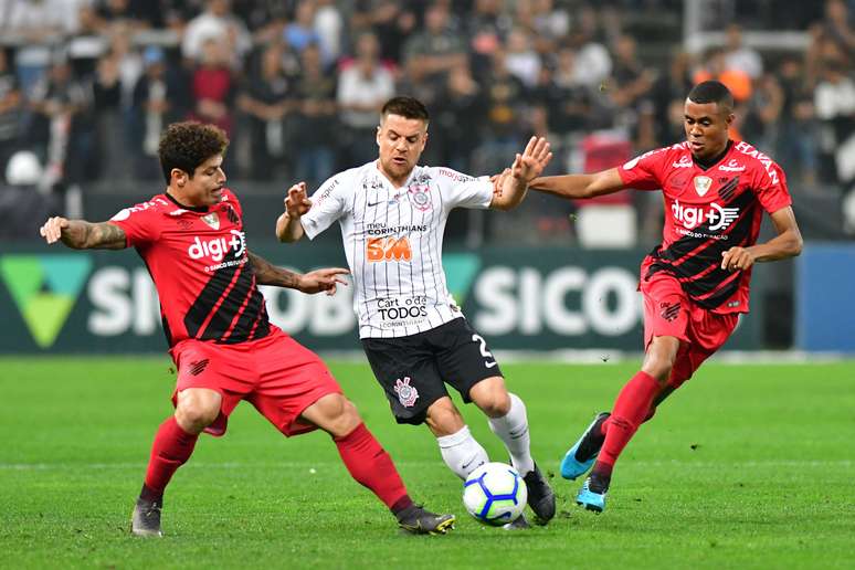 Corinthians e Athletico-PR empatam na Arena.