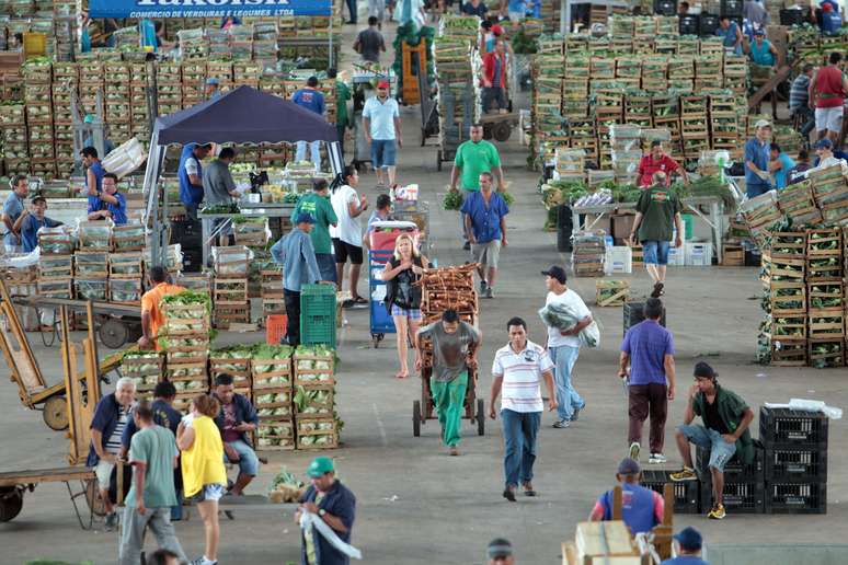 Movimento no galpão de folhagens do mercado livre do Ceagesp (Companhia de Entrepostos e Armazéns Gerais de São Paulo), na Vila Leopoldina, zona oeste da capital paulista.
