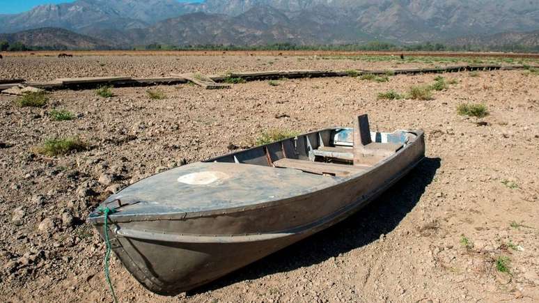 Um barco abandonado na lagoa Aculeo, cerca de 70 km ao sul de Santiago. Este local, que durante décadas foi uma importante atração turística, hoje é um símbolo da seca chilena