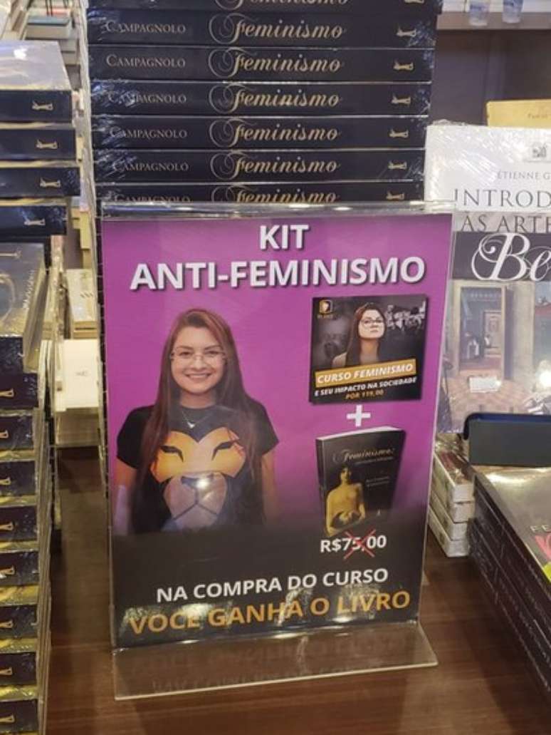 Entre os títulos conservadores vendidos no evento estava o 'kit anti-feminismo', com livro e um DVD, de autoria da deputada estadual Ana Caroline Campagnolo