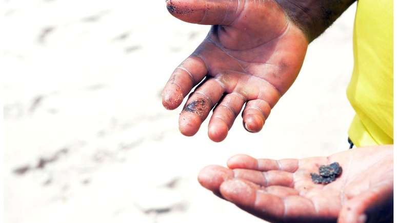 Pelotas de óleo foram encontradas em praias da Bahia, gerando preocupação sobre quanto desastre ambiental pode ganhar em dimensão