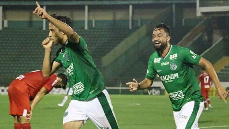 Ricardinho comemora o gol da vitória do Guarani sobre o CRB