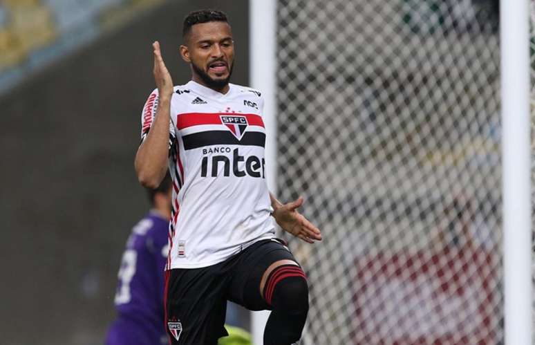 VÍDEO: ex-São Paulo conta com a sorte e faz gol sem querer no