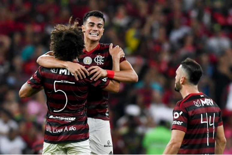 Flamengo lidera com folga o Brasileirão (Foto: Celso Pupo/Fotoarena/Lancepress!)