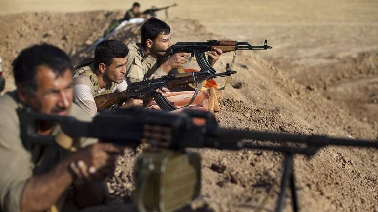 Curdos iraquianos de Peshmerga lutaram contra o Estado Islâmico no norte do país