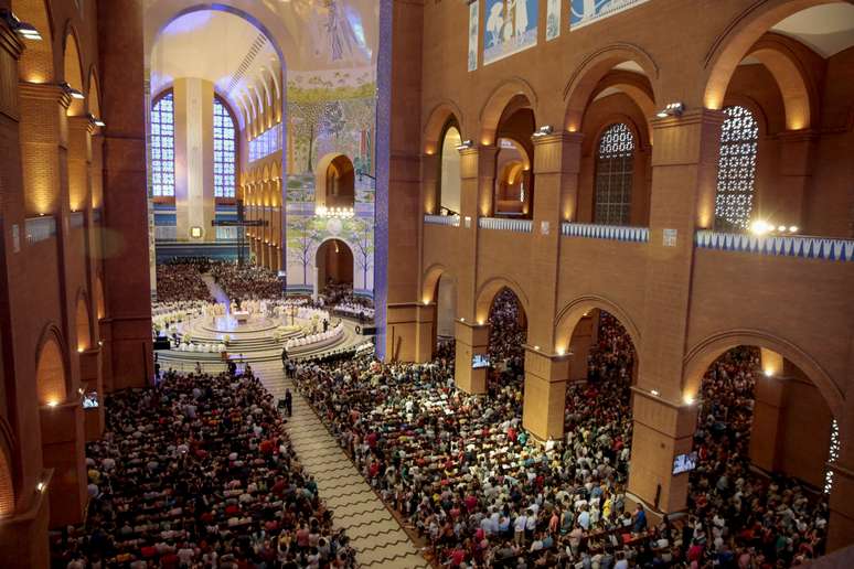 Fiéis acompanham a missa solene no Santuário Nacional de Aparecida, em Aparecida, no interior de São Paulo