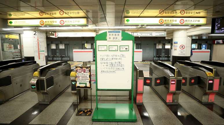 Estações de metrô ficaram desertas