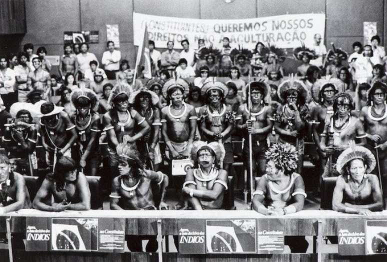 Raoni (na fileira abaixo, ao centro) com guerreiros kayapós nos debates da Assembleia Constituinte, em Brasília