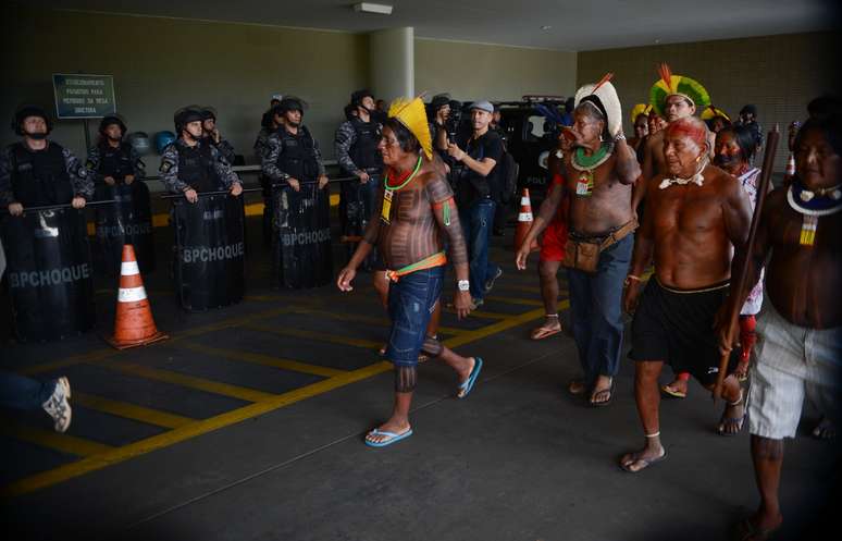 Raoni e outras lideranças indígenas entram pela garagem do Congresso Nacional em protesto em 2013, no governo Dilma, quando usina de Belo Monte estava sendo construída
