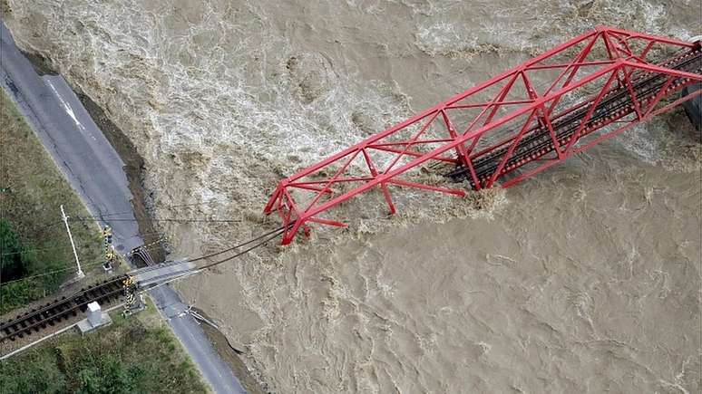 Ponte desabou sobre rio Chikuma