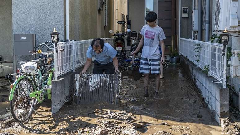 Moradores limpam lama de suas casas após passagem de tufão Hagibis