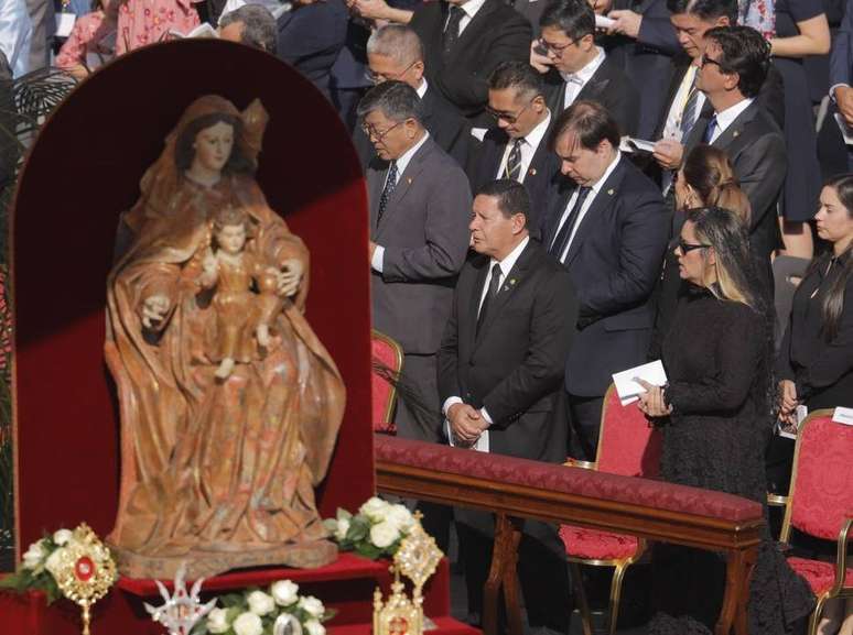 Vice-presidente Hamilton Mourão participa de cerimônia de canonização de Irmã Dulce; também integram comitiva presidentes do STF, da Câmara e do Senado