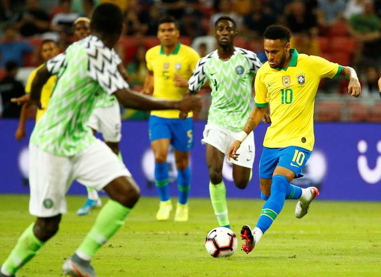 Lance da partida entre Brasil e Nigéria deste domingo, 13, em Cingapura