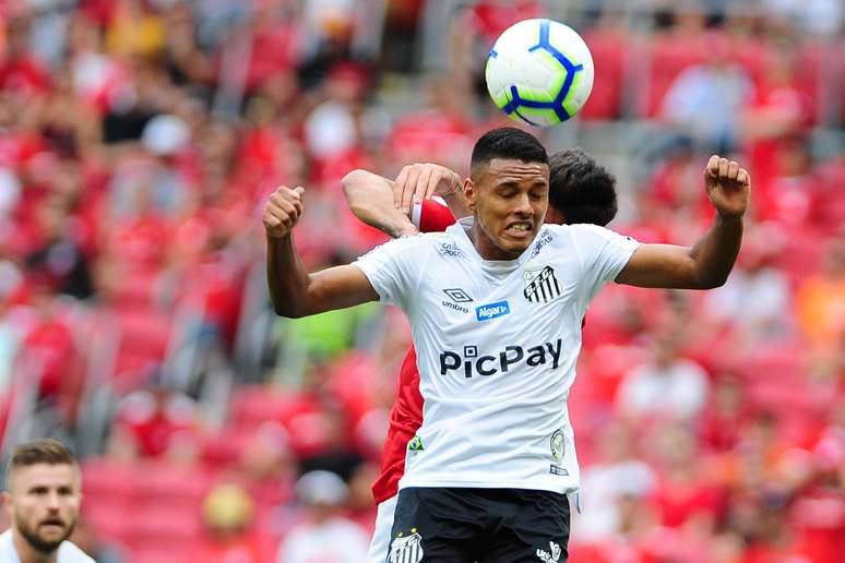 Jogador Tailson do Santos do Inter durante a partida entre Internacional e Santos valida pela 25° rodada do Campeonato Brasileiro de Futebol Série A, realizado no Estádio Beira Rio em Porto Alegre, RS, neste domingo, 13.