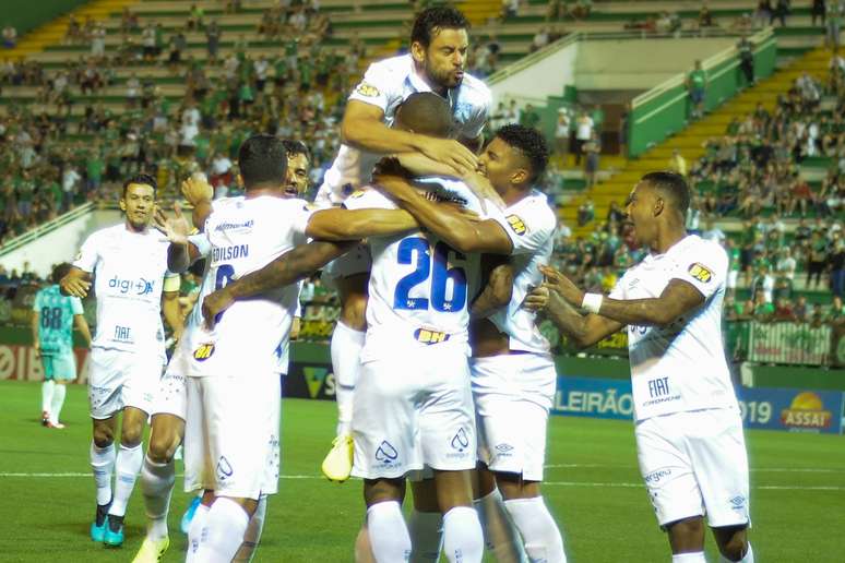 O jogador Dedé Comemora gol do Cruzeiro durante a partida entre Chapecoense e Cruzeiro valida pela 25° rodada do Campeonato Brasileiro de Futebol Série A, realizado na Arena Condá, SC, neste domingo, 13.