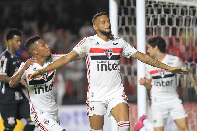 O jogador Reinaldo do São Paulo comemora gol durante a partida entre São Paulo e Corinthians valida pela 25° rodada do Campeonato Brasileiro de Futebol Série A, realizado no Estádio do Morumbi em São Paulo, SP, neste domingo, 13