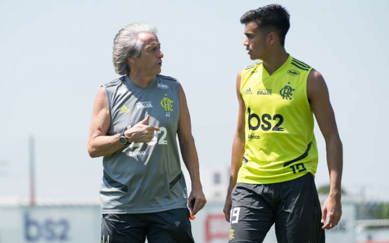 Jesus conversa com Reinier (Foto: Alexandre Vidal / Flamengo)