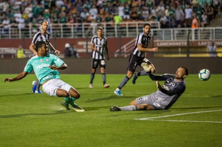 Thiago Santos em finalização que resultou no gol único do Palmeiras sobre o Botafogo (Foto: Gil Guzzo/O Fotográfico)