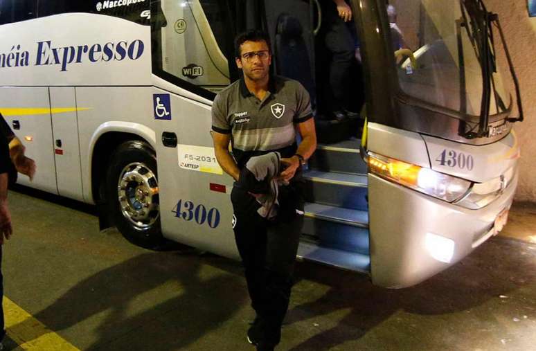 Alberto Valentim chega para dirigir o ônibus cheio problemas do Alvinegro (Foto: Vitor Silva / Botafogo)
