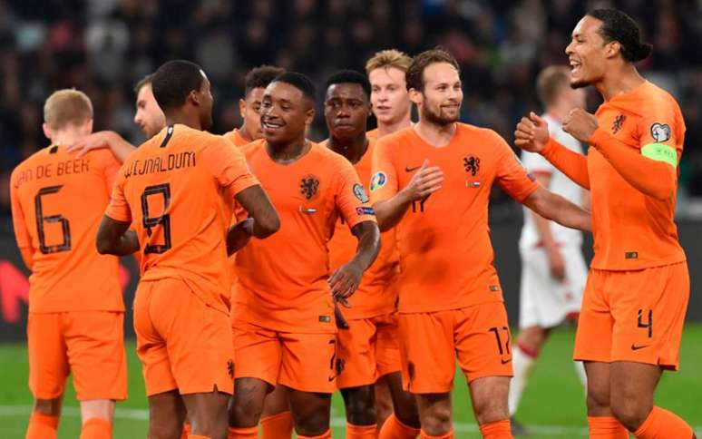 Wijnaldum foi o grande nome da vitória holandesa (Foto: SERGEI GAPON / AFP)