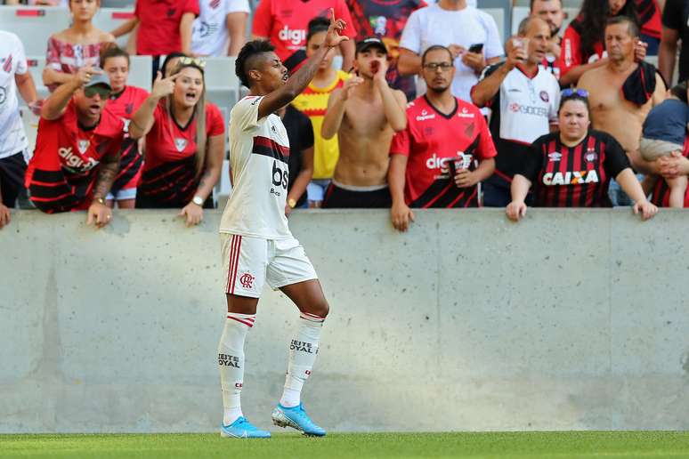 Bruno Henrique, do Flamengo, comemora seu gol durante partida contra o Athletico Paranaense válida pela 25ª rodada do Campeonato Brasileiro 2019.